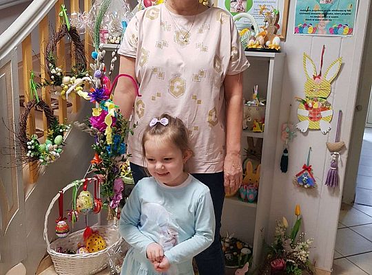 Przedszkolak z babcią oraz zrobioną przez nich palemką