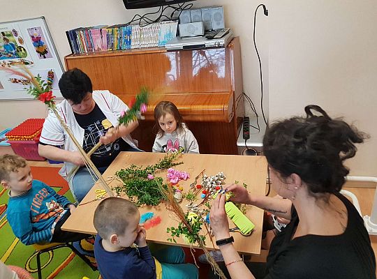 Panie robią palemki z dziećmi