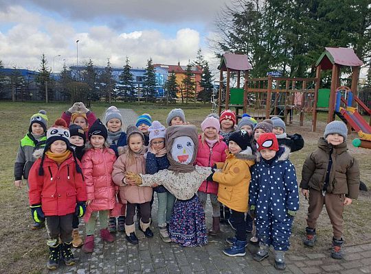 Grupa dzieci z Marzanną