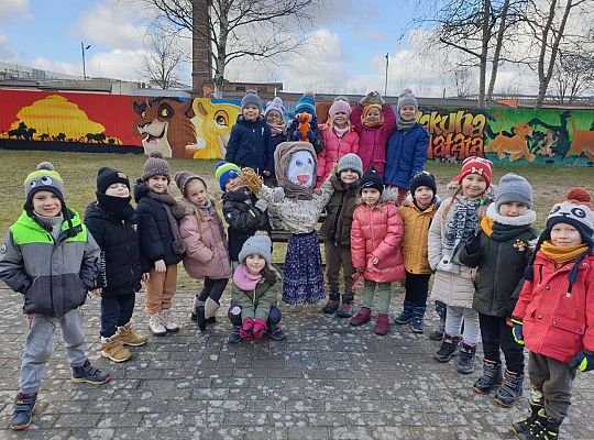 Grupa dzieci z Marzanną