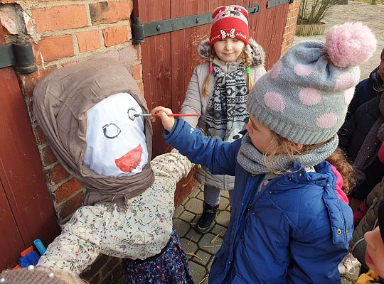 Dziewczynka dekoruje marzannę