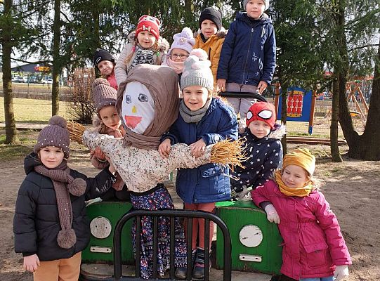 Grupa dzieci z Marzanną