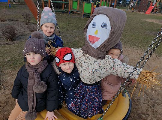 Grupa dzieci z Marzanną