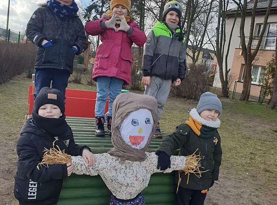 Grupa dzieci z Marzanną