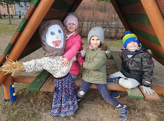 Grupa dzieci z Marzanną