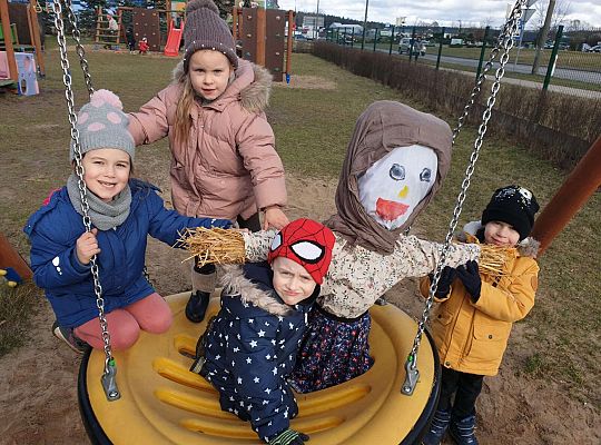 Grupa dzieci z Marzanną