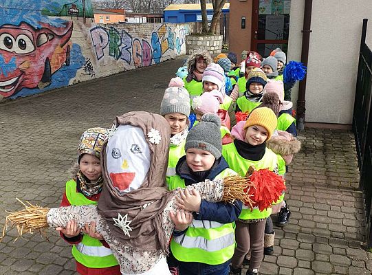 Dzieci przed wyjściem z Marzanną