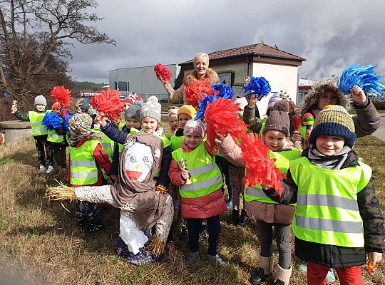 Grupa z marzanną i pomponami