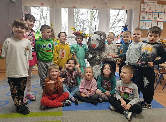 Grupa dzieci z Marzanną