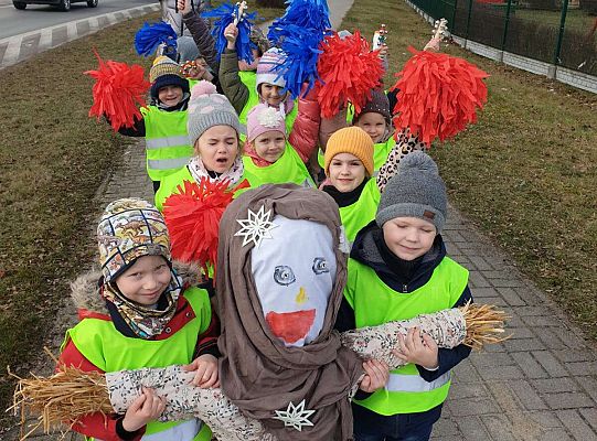 Grupa z marzanną i pomponami