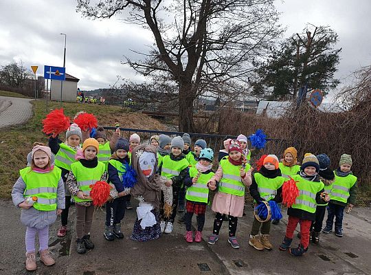 Grupa z marzanną i pomponami