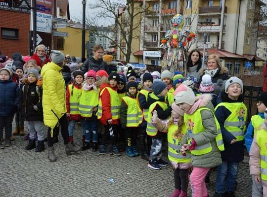 Spotkanie grup przedszkolnych na moście