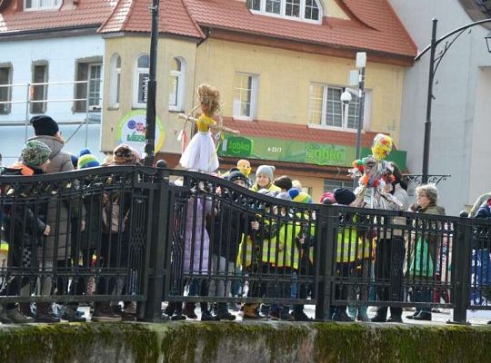 Wrzucanie marzanny do rzeki