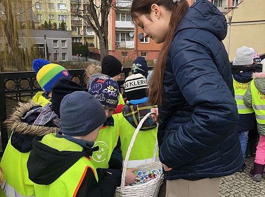Pani rozdaje słodycze