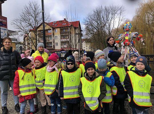 Spotkanie grup przedszkolnych na moście