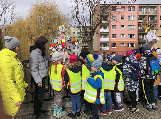 Spotkanie grup przedszkolnych na moście