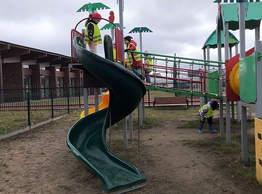 dzieci na placu zabaw