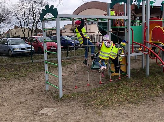 dzieci na placu zabaw