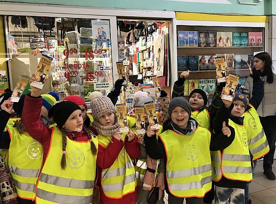 Grupa dzieci przed księgarnią