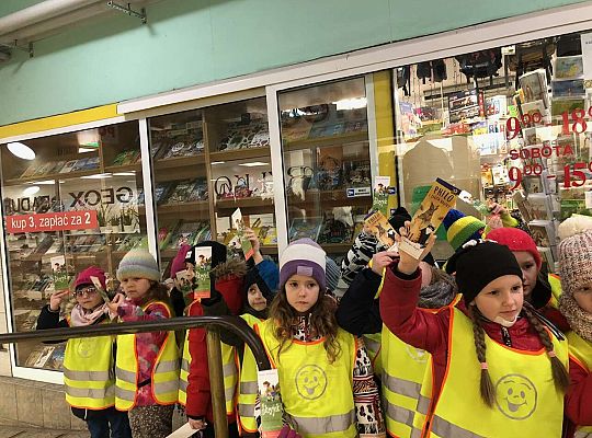 Grupa dzieci przed księgarnią