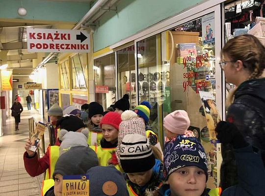 Grupa dzieci przed księgarnią