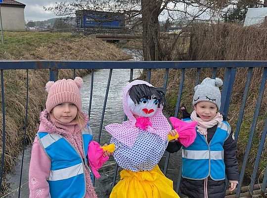 Dzieci stoją z Marzanną