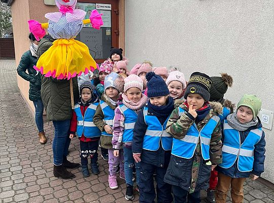 Dzieci ustawione do wyjścia na spacer aby pożegnać Marzanne