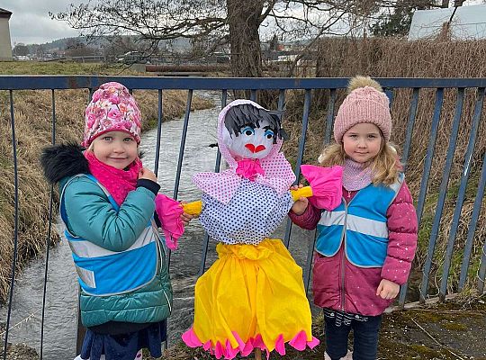 Dzieci stoją z Marzanną