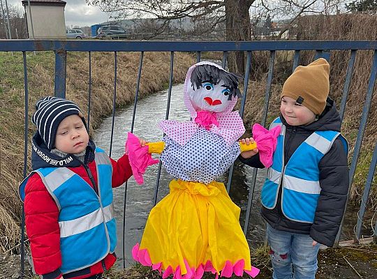 Dzieci stoją z Marzanną