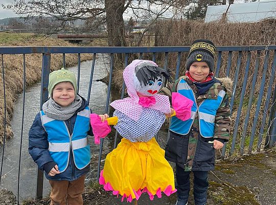 Dzieci stoją z Marzanną