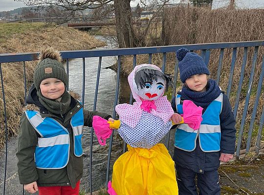 Dzieci stoją z Marzanną