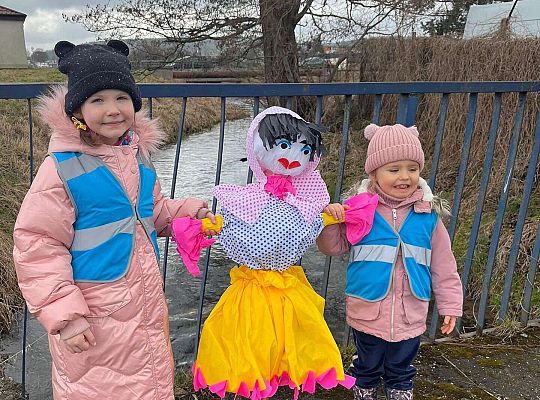 Dzieci stoją z Marzanną