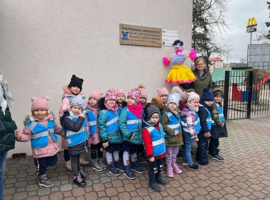 Dzieci ustawione do wyjścia na spacer aby pożegnać Marzanne