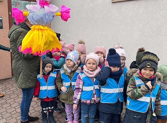 Dzieci ustawione do wyjścia na spacer aby pożegnać Marzanne