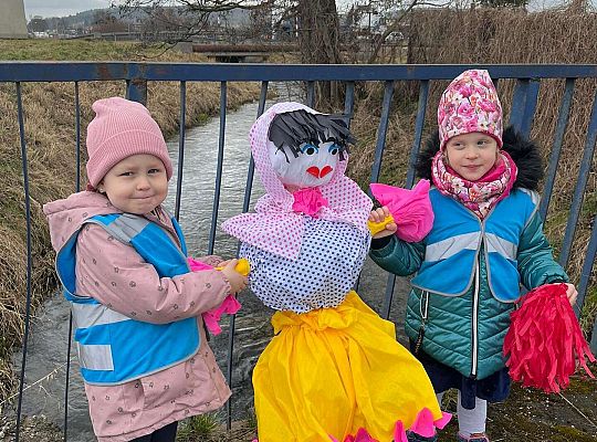 Dzieci stoją z Marzanną