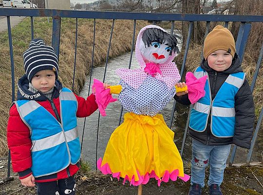 Dzieci stoją z Marzanną