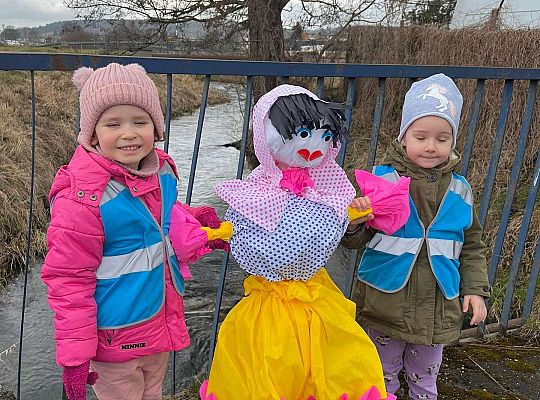 Dzieci stoją z Marzanną