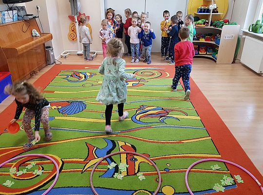 Dzieci biorą udział w zawodach