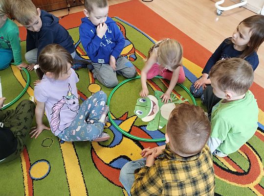 Dzieci układają puzzle