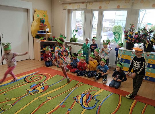 Dzieci bawią się w żaby i bociana