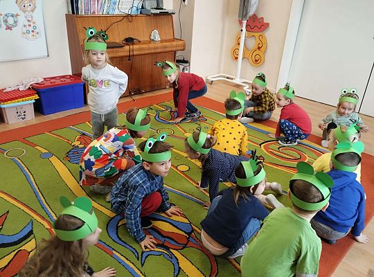 Dzieci bawią się w żaby i bociana