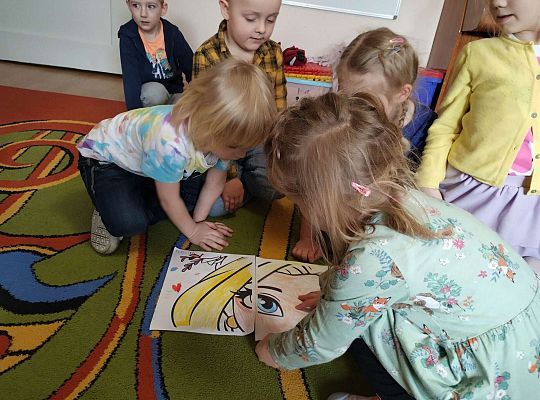 Dzieci układają pokolorowaną kolorowankę