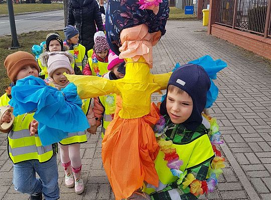 Dzieci idą żegnać Marzannę