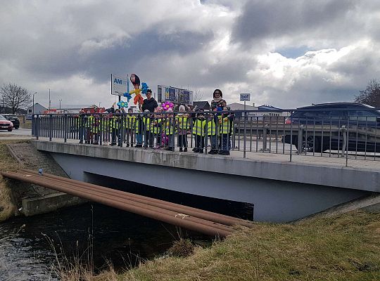 Dzieci stoją na moście
