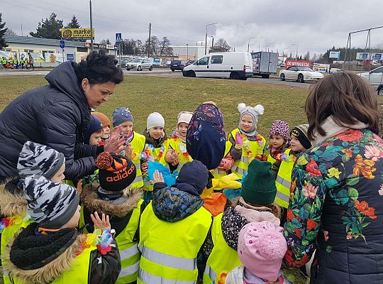 Dzieci razem z paniami żegnają Marzanne