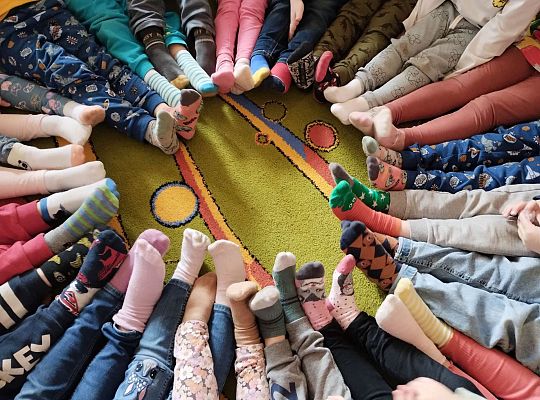 Dzieci pokazują kolorowe skarpetki