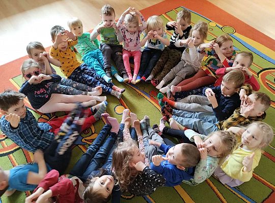 Dzieci przesyłają serduszko