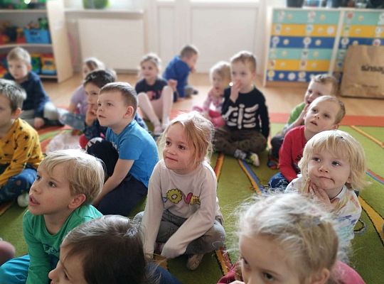 Dzieci oglądają film edukacyjny