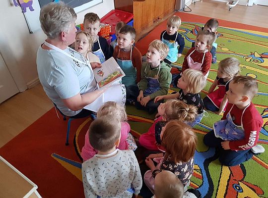 Dzieci słuchają jak Pani czyta bajkę