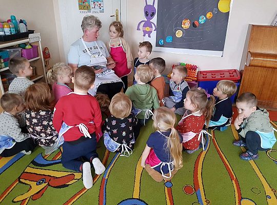 Dzieci słuchają jak Pani czyta bajkę
